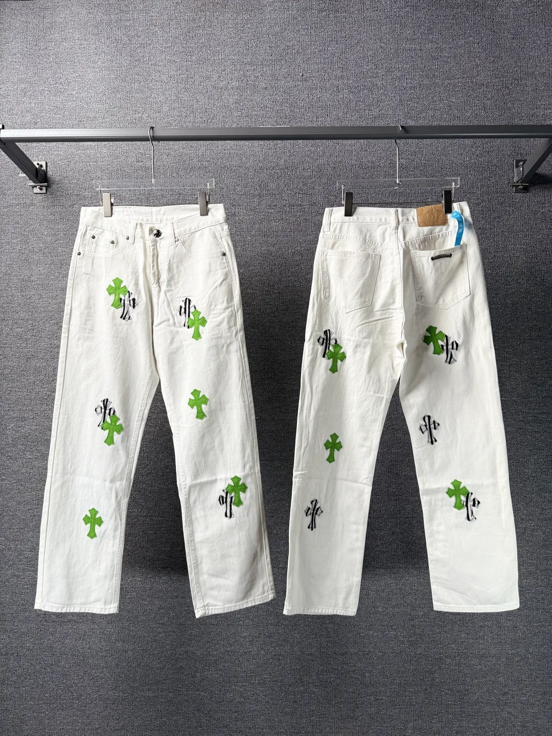 P230 💰 (Top version) Chrome Hearts/Chrome Hearts Classic white and green series colored leather cross washed color cloth unisex denim trousers Vibe style straight stacked god-level version Carbon fine bias denim color cloth Old vintage complete set of hardware - Chrome Hearts white cow series The high version uses high-ounce customized fabrics, fermentation washing and soft color fixation, soft and thick to wear. The details are all produced by hand-polished craftsmanship. All-over printed jacquard fabric Unique design style. Through multiple processes to create a full retro feel. Unique niche non-contrast shirt. Customized distressed spray-painted buttons. Craftsmanship in every detail. Color: white and green. Size: 28-30-32-34 (corresponding to S-M-L-XL)